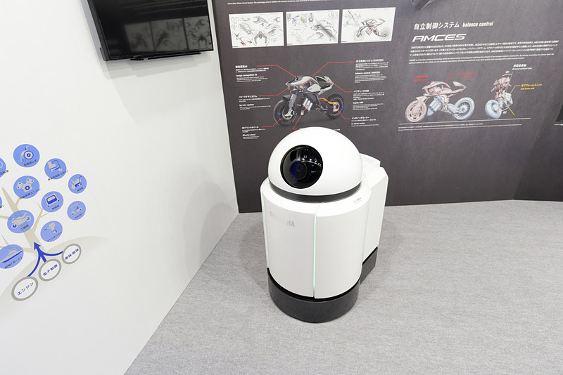 工場などの製造現場で監視やスタッフの補助を担う自律走行ロボット「AFV」。ブース内を常にうろうろしている