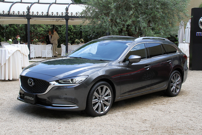 ソウルレッドクリスタルメタリックカラーのセダンが「25S L Package」、マシーングレープレミアムメタリックカラーのステーションワゴンが「XD L Package」