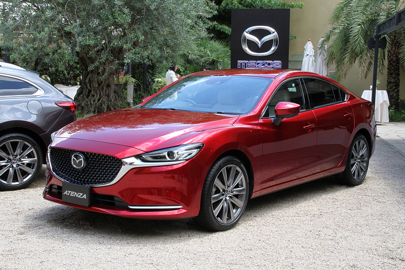 ソウルレッドクリスタルメタリックカラーのセダンが「25S L Package」、マシーングレープレミアムメタリックカラーのステーションワゴンが「XD L Package」