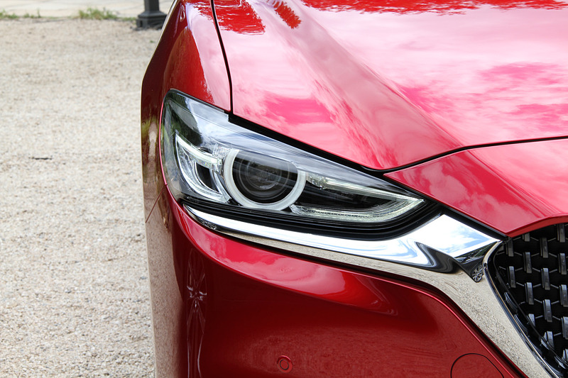 直列4気筒DOHC 2.5リッター「SKYACTIV-G 2.5」エンジンを搭載する「25S L Package」。エクステリアではフロントバンパーやグリルを変更して立体感や広がり感を強調するとともに、アルミホイールのデザインも変更。ワゴンではリアバンパーも変更を受けた