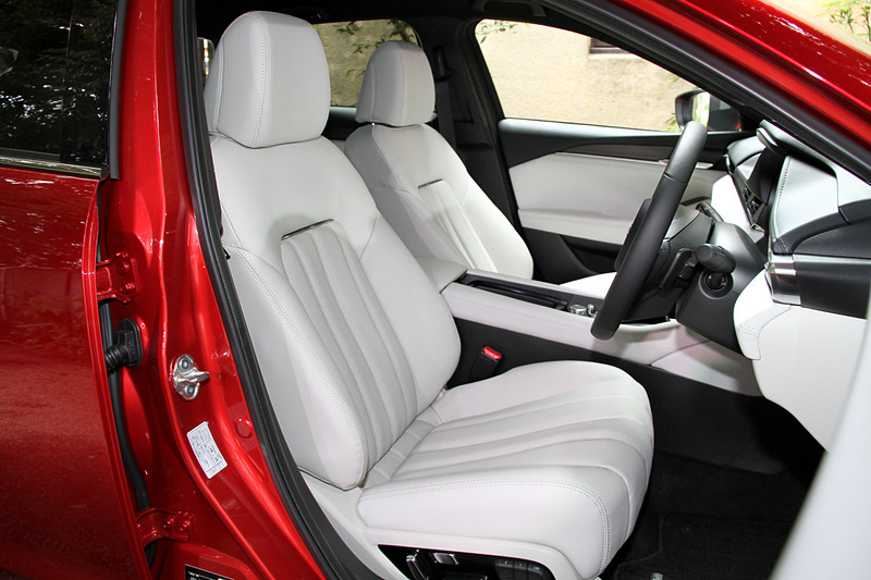 L Packageではナッパレザーシート、東レの「ウルトラスエード ヌー」、和太鼓などに用いられる栓（せん）の木を用いた本杢パネルなど、本物の素材にこだわりながら日本の伝統美に通ずる色合いを採用