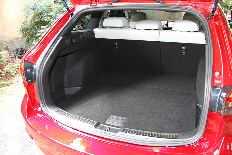 ステーションワゴンとセダンのラゲッジ＆トランクスペース
