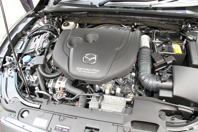 直列4気筒DOHC 2.2リッターディーゼル「SKYACTIV-D 2.2」エンジンは最高出力140kW（190PS）/4500rpm、最大トルク450N・m（45.9kgf・m）/2000rpmを発生