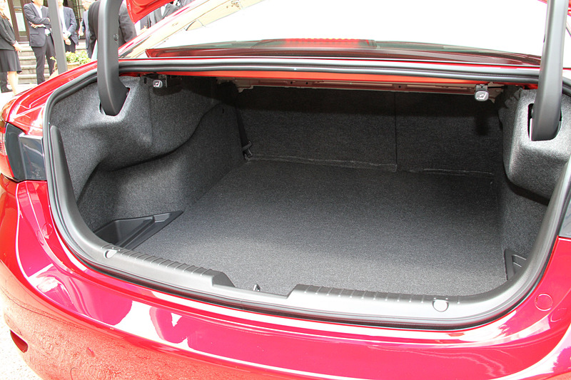 ステーションワゴンとセダンのラゲッジ＆トランクスペース