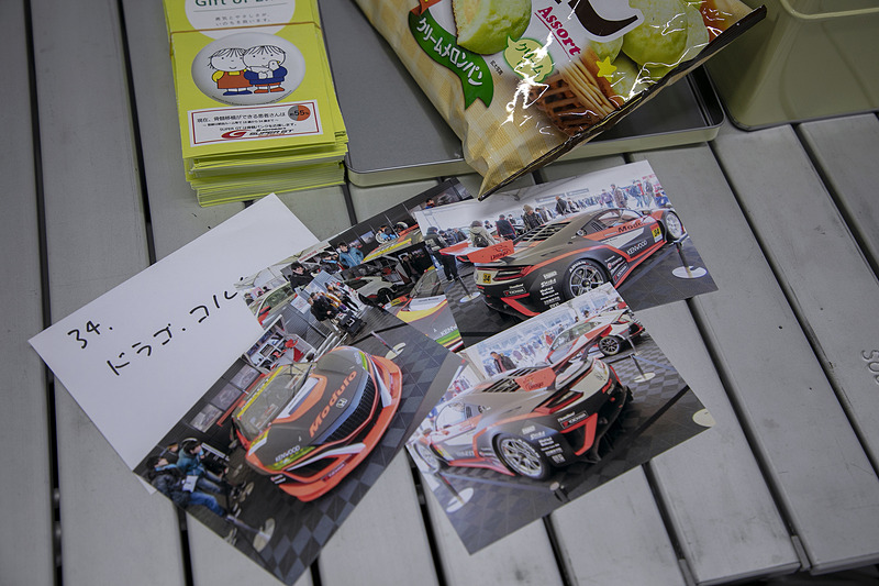 鈴鹿のピットの模様。第2戦でポイントをゲットしているので、鈴鹿では6kgのウェイトを積む。チームのファンから写真の差し入れもあった