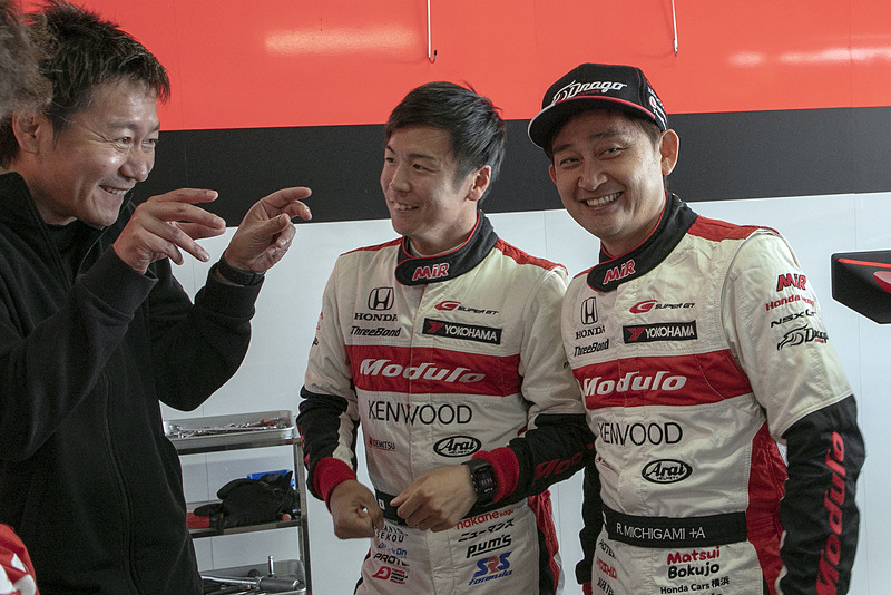 大津選手がQ1をドライブ。走行前の大津選手からは緊張感も伝わっていたが、初のQ1突破の期待をネタに冷やかされるシーンでは笑顔も