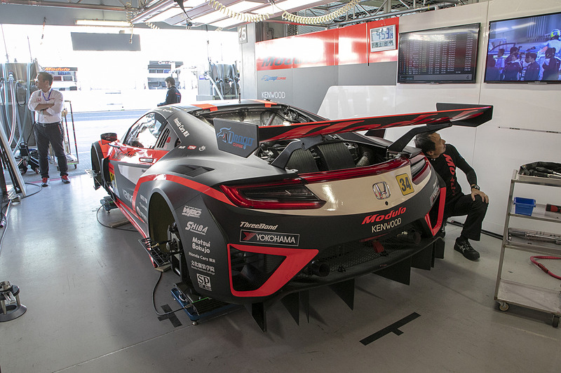 予選後もメカニックは決勝のためにセットアップ変更を行なう。本番に期待したい