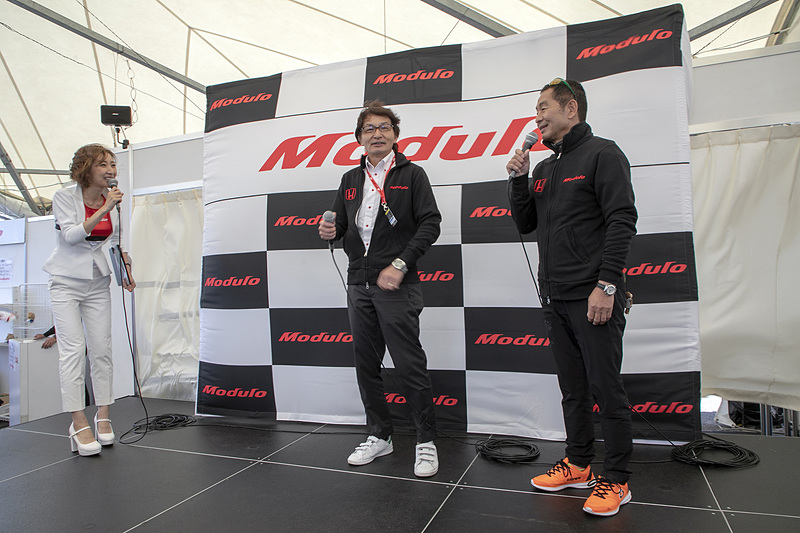 Modulo開発アドバイザーの土屋圭市氏（右）とホンダアクセス Modulo開発責任者の福田正剛氏（中央）によるModulo Xトークショー。司会は水村リアさん（左）
