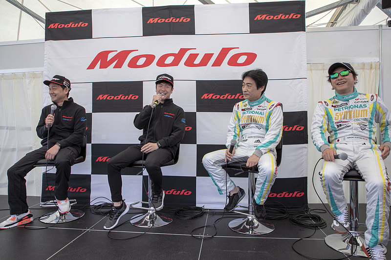今回の「Modulo Drago CORSEトークショー」のゲストは、2号車 シンティアム・アップル・ロータスの高橋一穂選手と加藤寛規選手