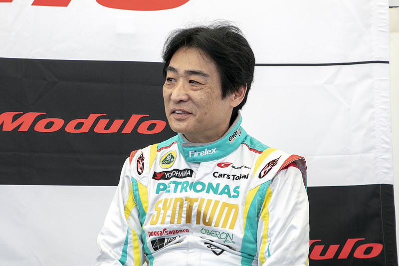 高橋一穂選手。水村さんから「2号車の走りで『ここを見てほしい』というところはありますか？」という質問に「いや～、ボクのときは見なくてもいいです」と発言し、会場の笑いを誘っていた