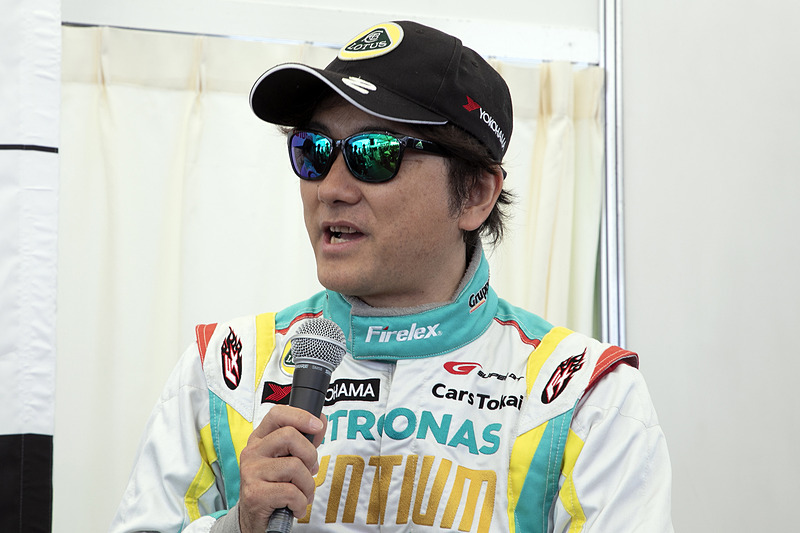 加藤寛規選手。2号車は34号車と比べて150kgほど軽いので、そこが強味とのこと。「コーナーは速いですが逆バンクは苦手です」という自虐的なトーク（予選でコースアウトし、赤旗の原因になった）も織り交ぜていた