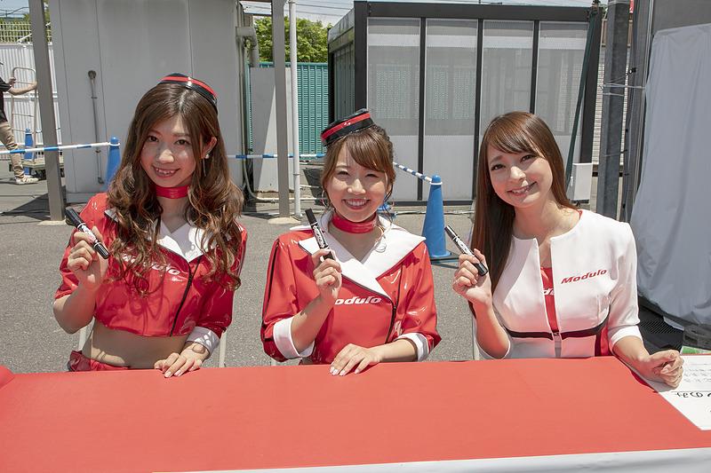 Moduloスマイルonステージのあと、Moduloグッズ購入者を対象としたサイン会が開催されている
