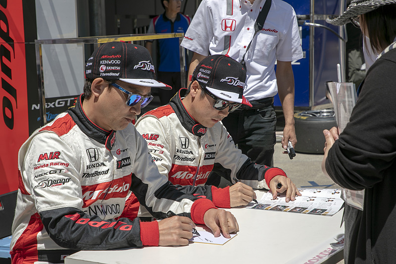 ピットウォークではドライバーのサイン会も開催。2名のドライバーが揃うタイミングはレースごとに違うので、道上選手と大津選手のサインがほしい人はピット前で待機しておこう