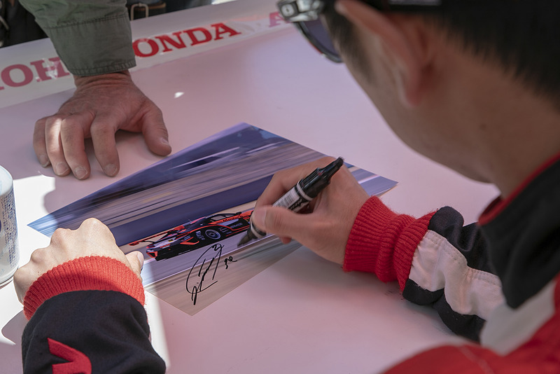 ピットウォークではドライバーのサイン会も開催。2名のドライバーが揃うタイミングはレースごとに違うので、道上選手と大津選手のサインがほしい人はピット前で待機しておこう