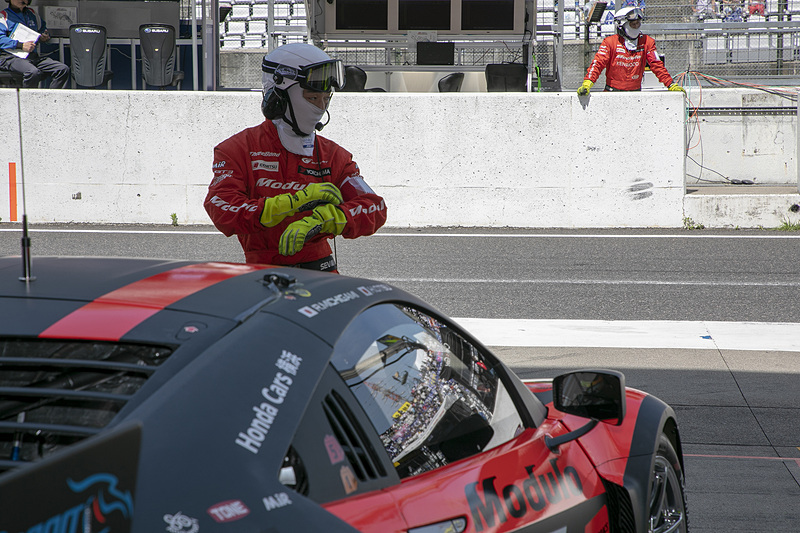 約1時間後にシステムが復旧。道上選手がセットアップを確認するためピットアウトする