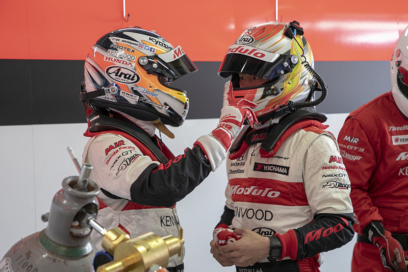 続いて大津選手がドライブ。走行後はドライバー2人で話し合っていた