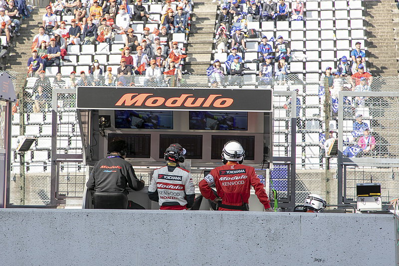 他のチームが次々とピットインしていくなか、34号車は走り続ける。20周を過ぎたころ、ようやく大津選手が準備を始めた