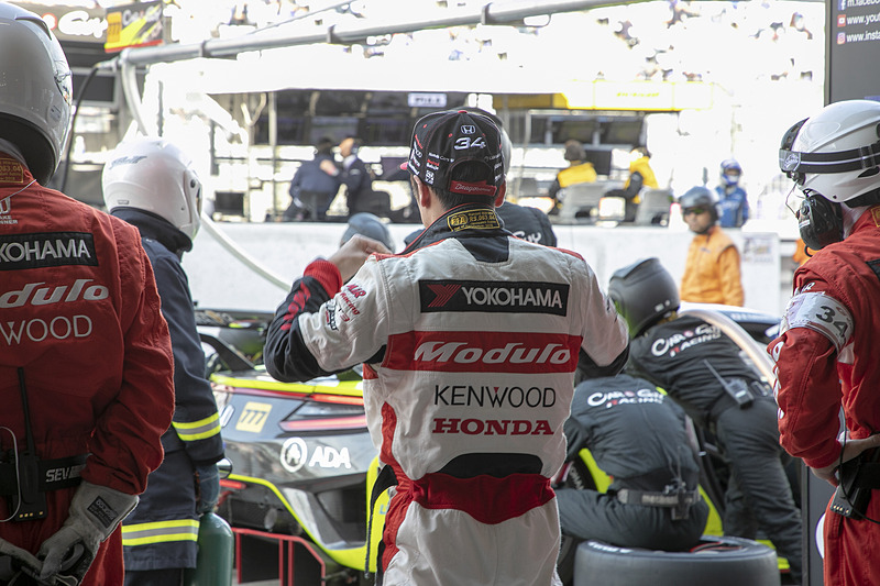 他のチームが次々とピットインしていくなか、34号車は走り続ける。20周を過ぎたころ、ようやく大津選手が準備を始めた