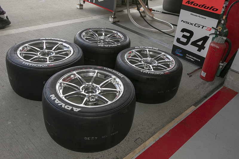 長い周回を引っ張ってやっとピットイン。当初、ピットには4本の交換用タイヤが用意されていたが、ピットロードには2本のみが持ち込まれた。この時点で「リア2本の交換か？」と思ったが、なんと無交換でそのままピットアウト