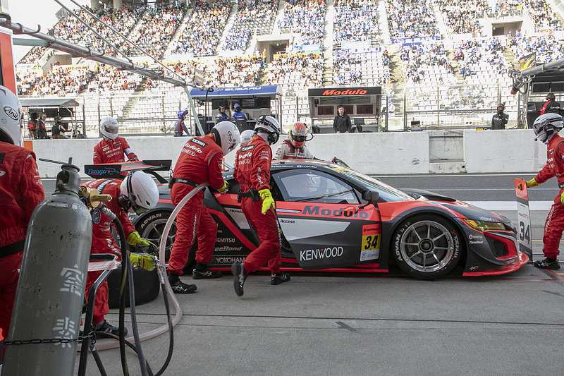 長い周回を引っ張ってやっとピットイン。当初、ピットには4本の交換用タイヤが用意されていたが、ピットロードには2本のみが持ち込まれた。この時点で「リア2本の交換か？」と思ったが、なんと無交換でそのままピットアウト