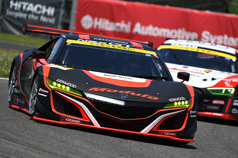 長い周回を引っ張ってやっとピットイン。当初、ピットには4本の交換用タイヤが用意されていたが、ピットロードには2本のみが持ち込まれた。この時点で「リア2本の交換か？」と思ったが、なんと無交換でそのままピットアウト