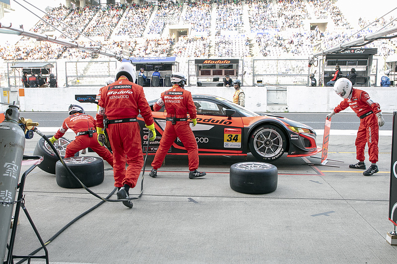 なんと左リアタイヤにトラブルが発生して緊急ピットイン。タイヤ交換を行なってピットアウトしていったが、順位を大きく落とすことに