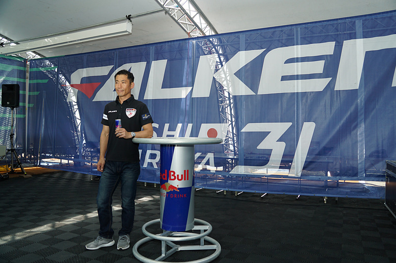 浦安市にある機体整備を行なうハンガーで取材に応えた室屋選手