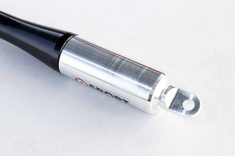 左右を剛結するリジッド式のタワーバーとは違い、“動きしろ”があるのが特徴。もっとも、人の力で動くほどではなく、剛性パーツとして機能する。走行中に発生する微振動やひずみを吸収し、ステアリングレスポンスアップ、高速走行時の操縦安定性アップ、快適性向上などの効能がある。「コペンの場合、やはり推奨したいのは前後セットでの装着です」と商品開発リーダーの松尾光洋さん