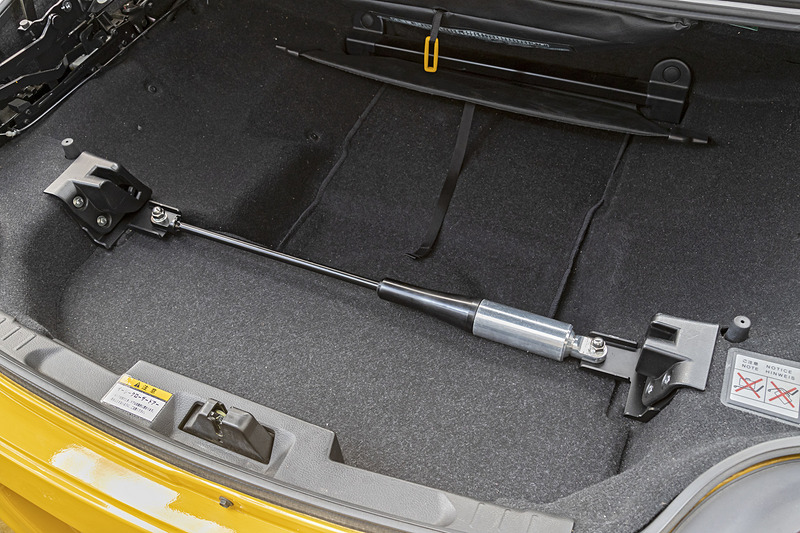 先代コペン（L880K）のMCB装着状態。MCBあり・なしで比較してもらった。フロントはタワーバー同等位置に、リアはトランク内後端にセットする