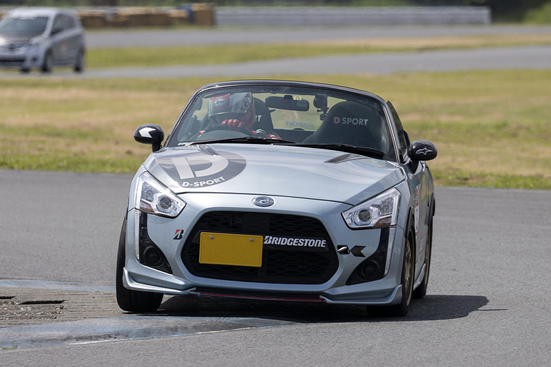 殿村さんの愛車である現行型コペン（LA400K）を使って体感してもらった