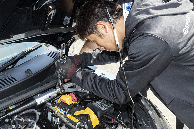 現行型コペンは、フロントは同じくタワーバー同等位置に付くが、リアはバンパーを外したフレームエンド部に付く（純正バーと並列に搭載）