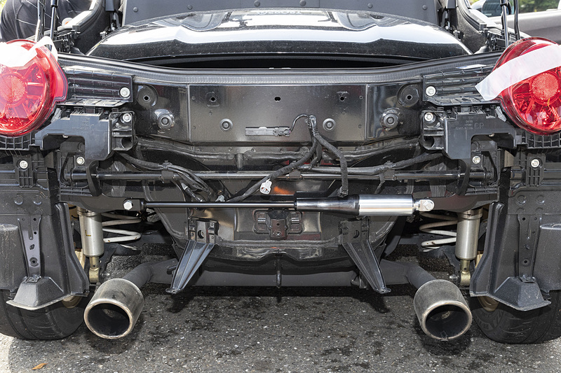 現行型コペンは、フロントは同じくタワーバー同等位置に付くが、リアはバンパーを外したフレームエンド部に付く（純正バーと並列に搭載）