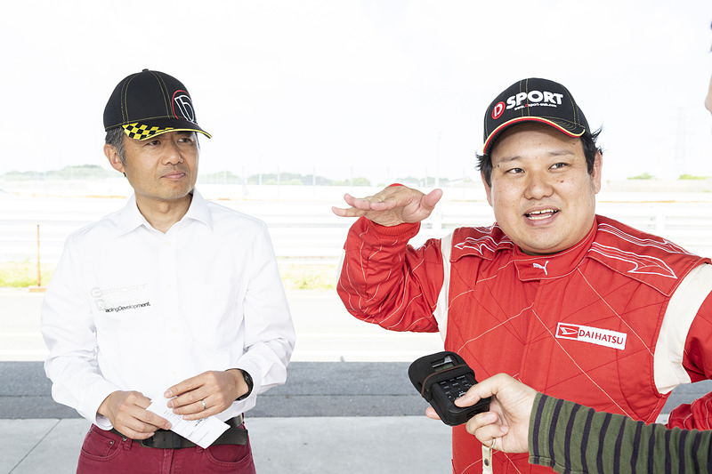 コペンの開発に携わった殿村さん（左）と、社員ながらラリーに参戦する相原さん（右）。コペンの乗り味を知り尽くすおふたりも、MCBには好感触。2人揃って「初心者にもオススメ」と話していたのは特に印象的だった