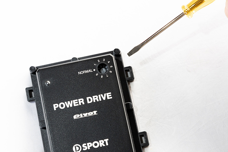 全10段階の調整式を採用。筐体右上の丸いカバーを外し、その中のダイヤルを付属のドライバーで回して調整する