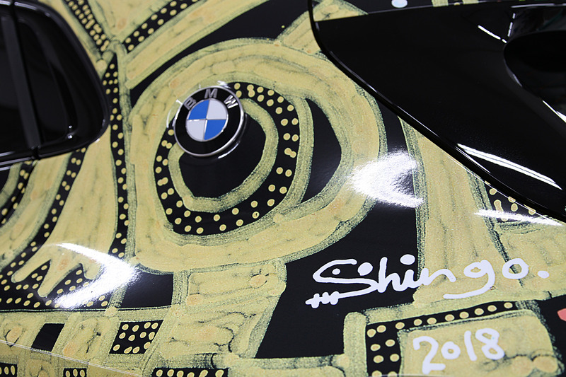 展示されるX2 ラッピング・カーのディテール。X2のコミュニケーションカラーであるゴールドが多用されている