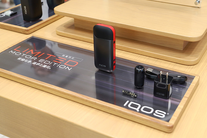 加熱式たばこ「IQOS 2.4 Plus」数量限定モデル「Motor Edition」（1万1980円）。パッケージの外箱やACアダプター、USBケーブルといった付属品もコンセプトに合わせたブラックのデザインとなる
