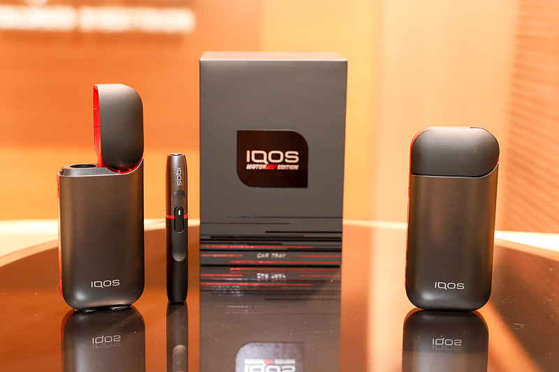 「IQOS 2.4 Plus」数量限定モデル「Motor Edition」は、ブラックとグラファイトグレーのツートーンカラーに、レッドのアクセントが入るスポーティなデザイン
