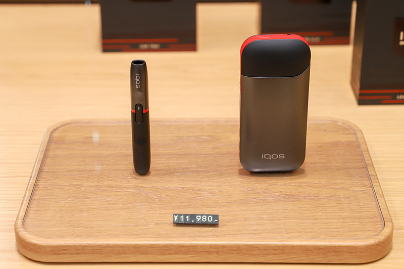 「IQOS 2.4 Plus」数量限定モデル「Motor Edition」は、ブラックとグラファイトグレーのツートーンカラーに、レッドのアクセントが入るスポーティなデザイン