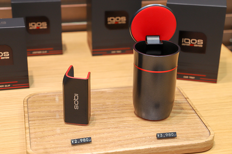 左から、「レザークリップ Motor Edition」（2980円）、「カートレイ Motor Edition」（3980円）