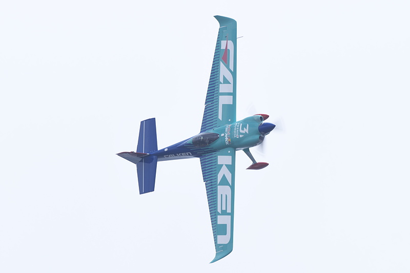 機体のウォームアップをする室屋選手