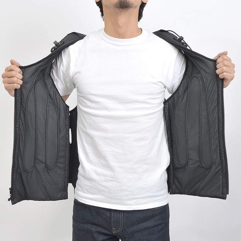 ベスト内に配置されたチューブで上半身を冷却