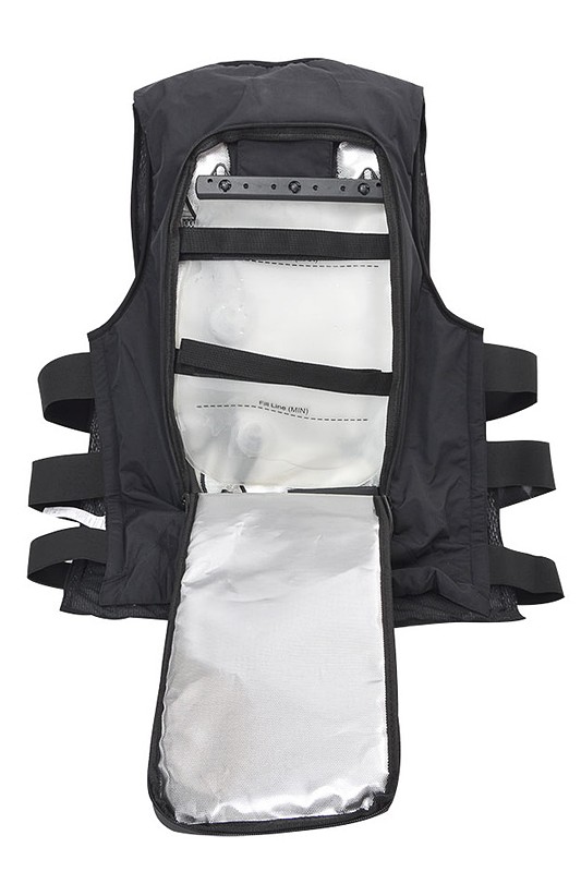 ベスト背面にポンプ、バッテリー、冷却水入りのケースをレイアウトするスタンドアローンタイプ