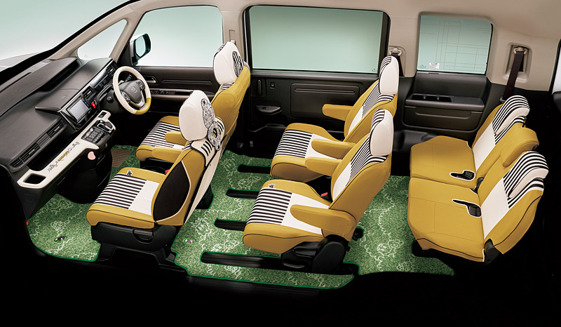 《BARBAPAPA》 COLLECTIONのインテリアアイテム装着イメージ。足下は芝生をイメージした「フロアカーペットマット（デザインタイプ/消臭・抗菌加工/ヒールパッド付/1、2、3列目用セット）」で彩りを。価格は各9万720円