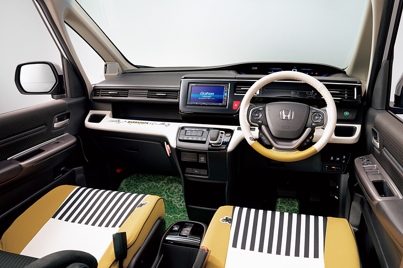 「シートカバー（フルタイプ/ファブリック/1、2、3列目セット/運転席・助手席シートバックアッパーポケット＆助手席シートバックポケット対応ファスナー付）」は「2列目キャプテンシート用」「2列目6：4分割ベンチシート用」の設定。価格は各5万7240円