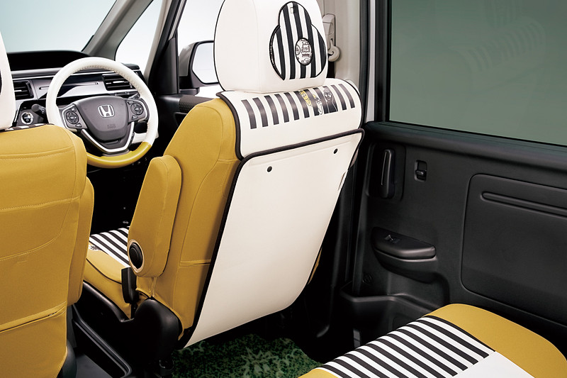 シート背面の汚れを防ぐ「キックガード」は、コンビニフック付きシートバックテーブル装着車にも取り付け可能。価格は6480円/枚