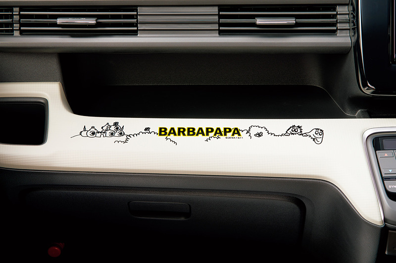 マットアイボリーの「インテリアパネル（インパネミドルパッド部）」は各2万1600円。車内をバーバパパで彩る「インテリアステッカー」を同時装着できる。インテリアステッカーはインパネミドルパッド部（助手席側）・インパネアッパーボックス下部（運転席側2カ所）の3枚セットで価格は5400円。