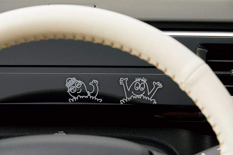 マットアイボリーの「インテリアパネル（インパネミドルパッド部）」は各2万1600円。車内をバーバパパで彩る「インテリアステッカー」を同時装着できる。インテリアステッカーはインパネミドルパッド部（助手席側）・インパネアッパーボックス下部（運転席側2カ所）の3枚セットで価格は5400円。