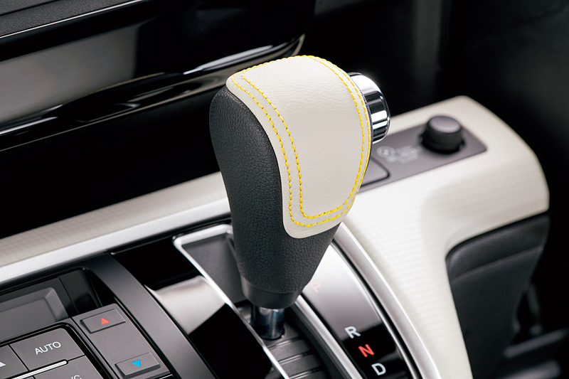 アイボリーの「セレクトノブ」にはイエローステッチを施している。価格は1万584円で、ハイブリッド車には装着不可