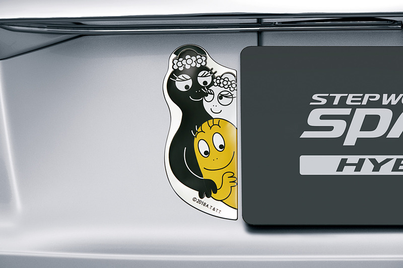 ナンバープレートからキャラクターが顔を出すようなデザインの「エンブレム（4枚セット）」。価格は8640円