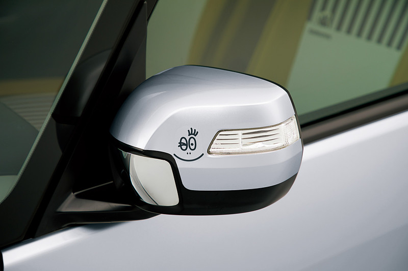 ドアミラー部・リアクォーターウィンドウ部に貼り付ける「エクステリアステッカー」は、左右4枚セットで8640円